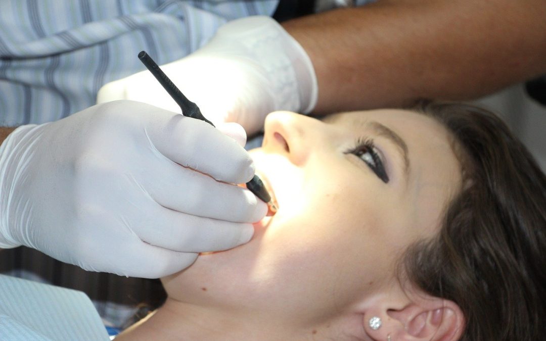 Quelles sont les solutions pour redresser une dent de devant ?
